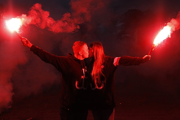 Молодые люди держат зажженные факелы в память о погибших в мировых войнах польских солдатах, 11 ноября в Варшаве.