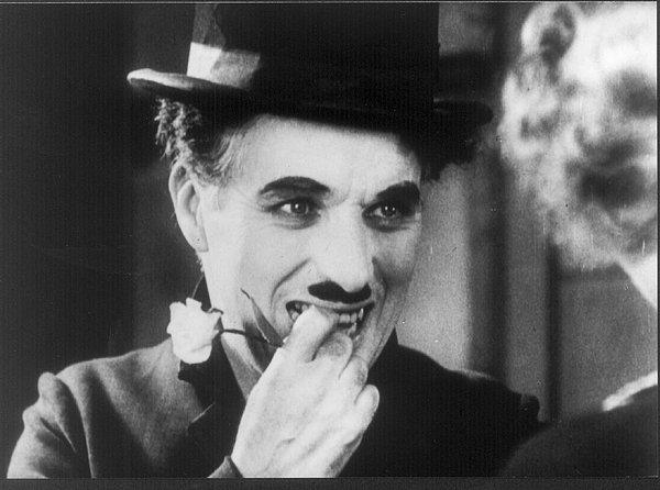 9. Charlie Chaplin'in sessizliğin ardındaki sımsıcak gülüşleri