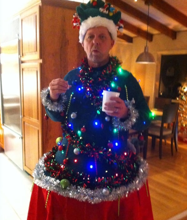 13. И напоследок, самый уродливый из выше представленных свитеров.