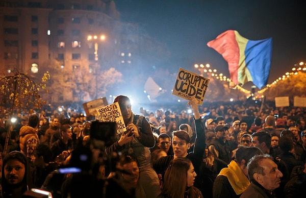 36. 4 Kasım | Romanya'da 32 Kişinin Can Verdiği Yangın Sonrası Başbakan ve Kabinesinden İstifa