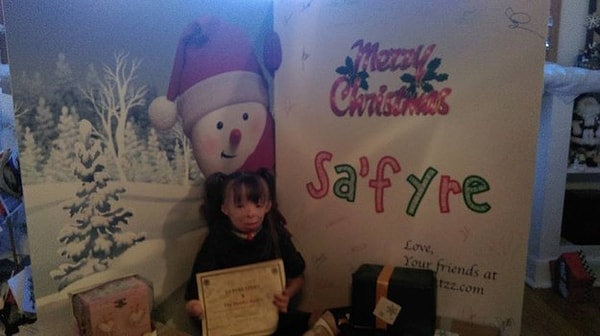 По крайней мере одна из тех открыток, что она получила, не поместится на ее елке.