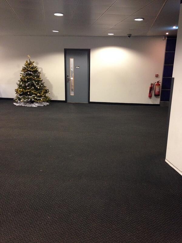 6. Елка, полностью провалившая задание по «оживлению» унылого серого ковролина.