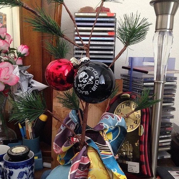 9. А на этом грустном деревце вообще всего 2 украшения.