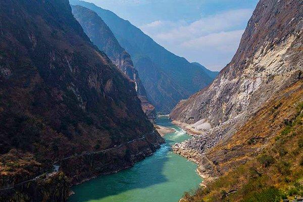 23. Tiger Leaping Gorge in Yunnan