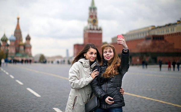 6. Selfie'lere katlanamıyor olsanız bile, arkadaşlarınızınkilerden bir 'like'ı esirgemeyin.