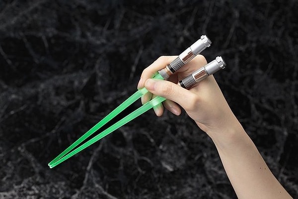 16. Палочки для суши в виде световых мечей. Да пребудет с тобой сила!