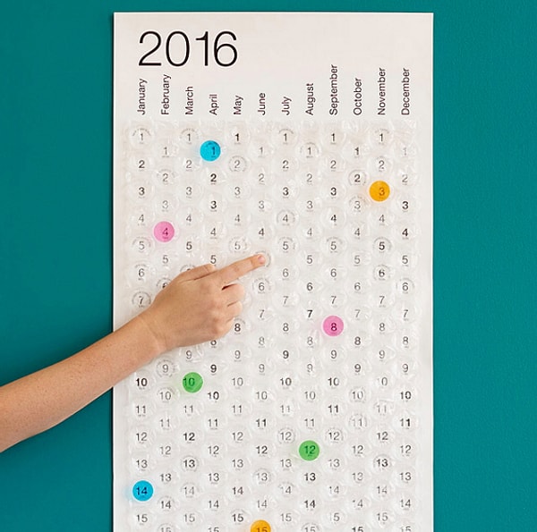 22. Календарь с числами-пузырьками, которые можно лопать.