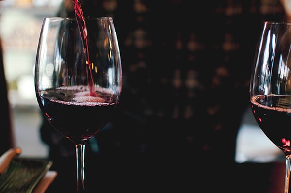 Если его выбор пал на хорошее красное вино, то знай, тебе попался властный мужчина. В хорошем смысле.