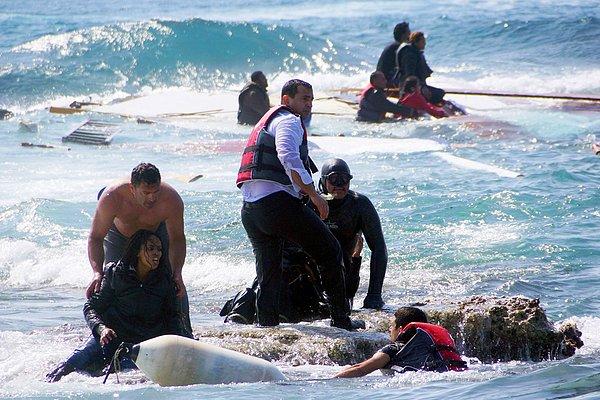 1. 20 Nisan 2015 tarihinde, Yunanistan'ın Rodos Adası sahilinde bir mülteci kurtarılıyor. Fakat gemilerinin karaya oturmasının ardından içlerinde bir çocuk bulunan 3 mülteci yaşamını yitirmişti.