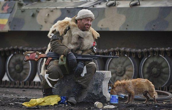 16. Rusya destekli bir isyancı dinleniyor. Debaltseve, Ukrayna. 20 Şubat 2015.