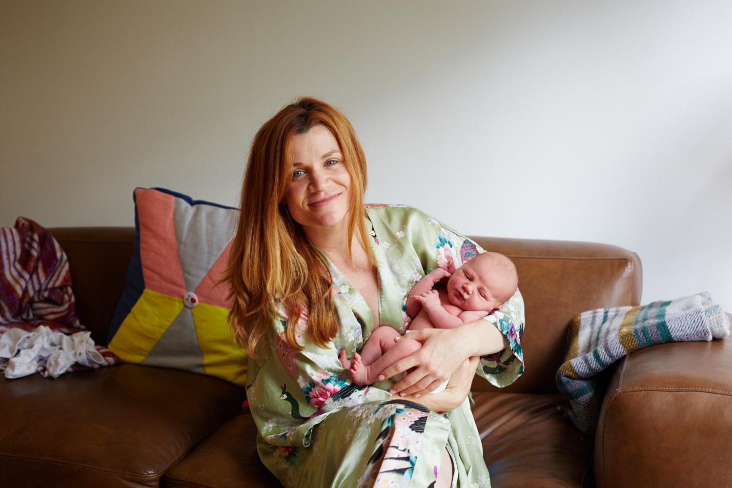 Реальное домашнее мамы. Дженни Льюис первый день жизни. Молодые мамы. Мама с грудным ребенком.