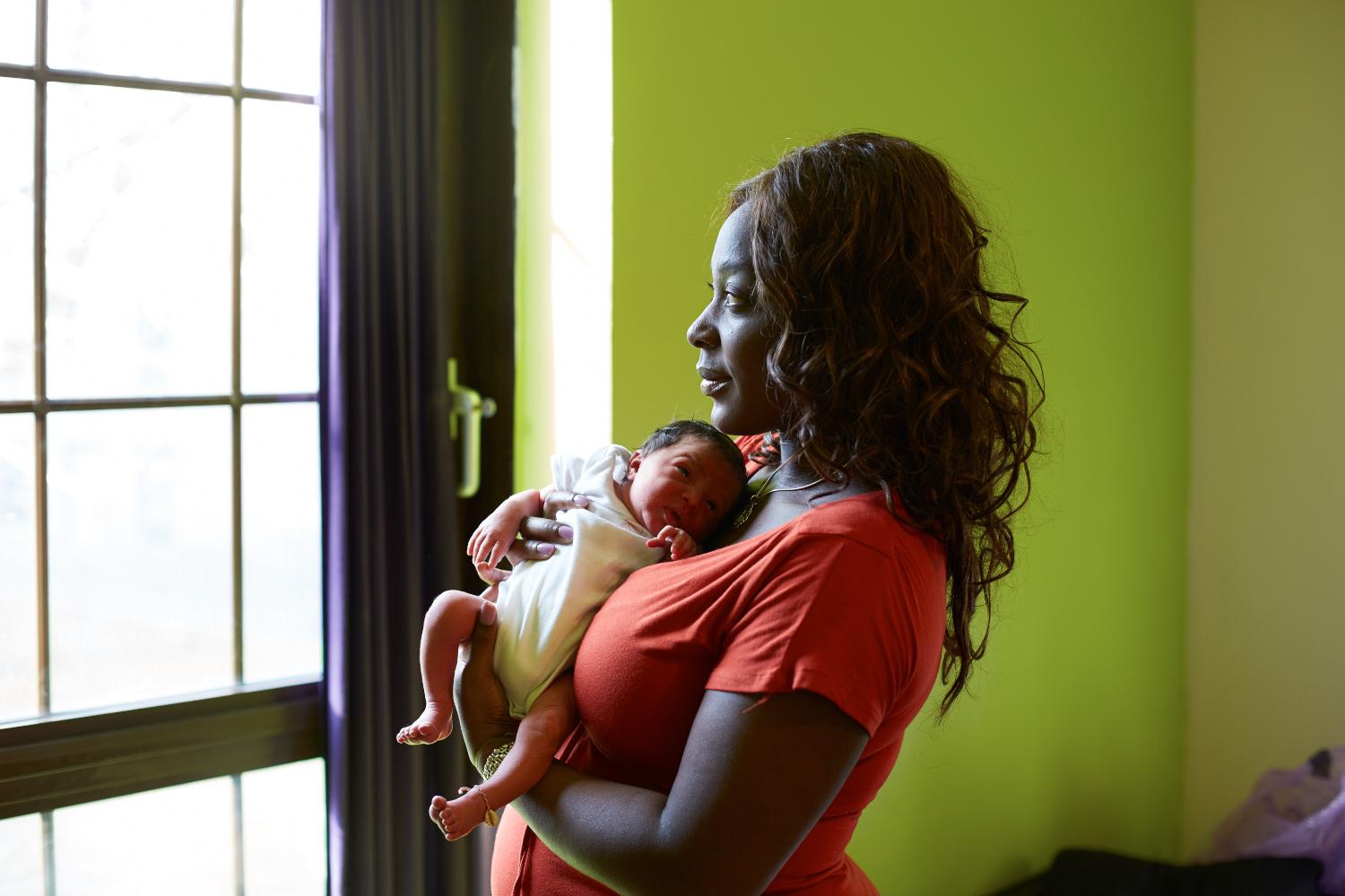 Женщины живущие с мамой. Дженни Льюис первый день жизни. Мама с малышом на руках. Женщина с ребенком на руках. Мама с новорожденным ребенком.