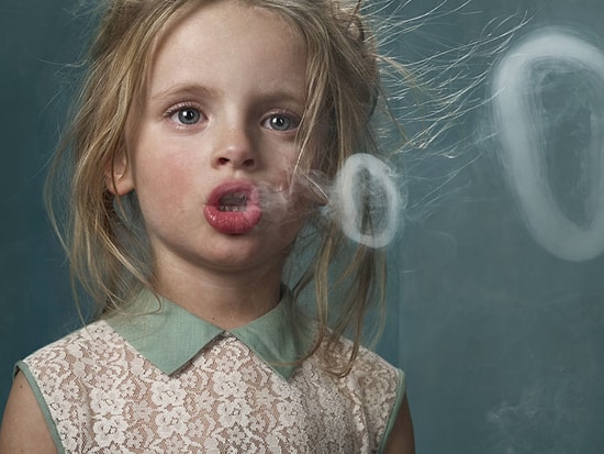 Противоречивые и шокирующие фото, курящих детей