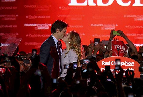 9. Liberal Parti lideri Justin Trudeau, federal seçimler sonrası zafer konuşmasını yapmadan önce eşi Sophie Gregoire'ı öperken. Montreal, Quebec. 19 Ekim 2015.