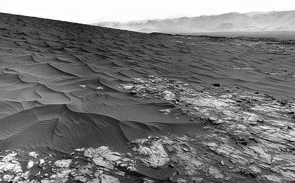 20. Mars'ın yüzeyine ait birkaç fotoğrafın birbirine eklenmesiyle oluşturulan panorama. 25 Kasım 2015.