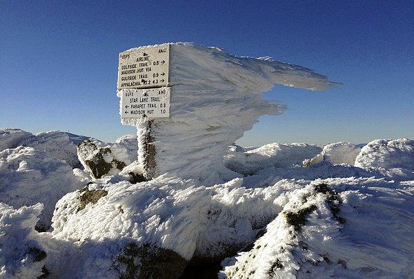 23. İngiltere'deki en yüksek ikinci dağ olan Adams Dağı'nın zirvesini gösteren tabelanın üzerindeki kırağı buza dönüşmüş. 17 Kasım 2015.