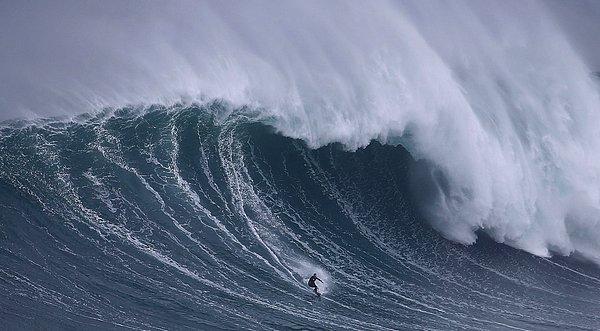26. Büyük dalga sörfçüsü Alman Sebastian Steudtner dev bir dalgayla karşı karşıya. Praia do Norte, Portekiz. 1 Kasım 2015.