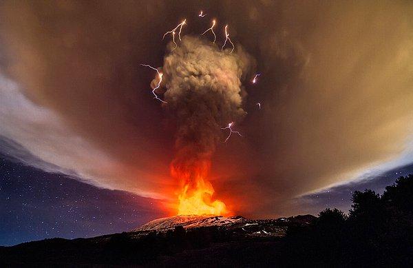 40. İtalya'da yaşanan fırtına sırasında Etna Yanardağı'nın patlamasıyla oluşan volkanik yıldırım. 3 Aralık 2015.