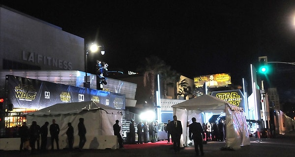 Снаружи кинотеатра премьеры «Звездных войн: Пробуждение силы» в Голливуде, Калифорния.