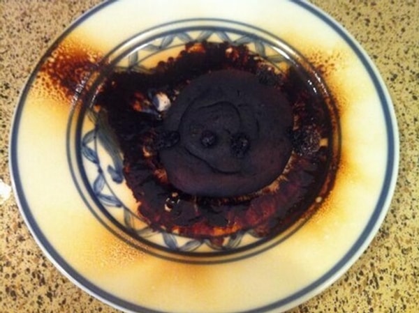 18. Невнимательный парень, который, неправильно поняв инструкцию, поставил еду на 15 минут вместо 15-ти секунд.