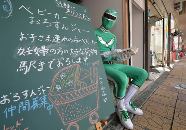 4. Супергерои, помогающие мамам с детьми спуститься с лестницы.