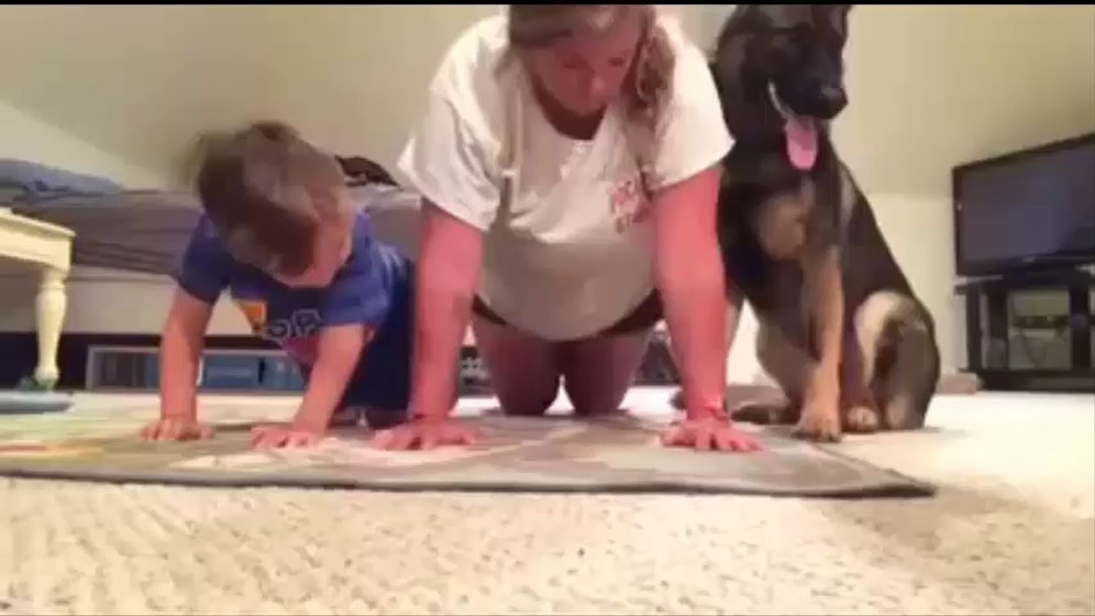 Anne ve Çocuğa Eşlik Ederek Şınav Çeken Zeki Köpek
