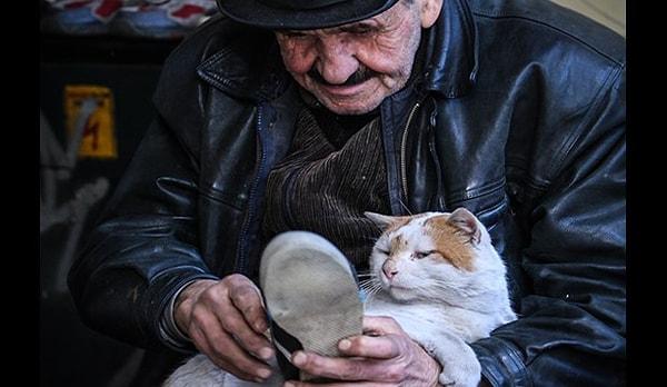 Bursa'da, galericilik yaparken 10 yıl önce iflas eden 72 yaşındaki Mehmet Yavuz, ucuza temin ettiği ikinci el ayakkabıları onarıp satarak geçimini sağlıyor.