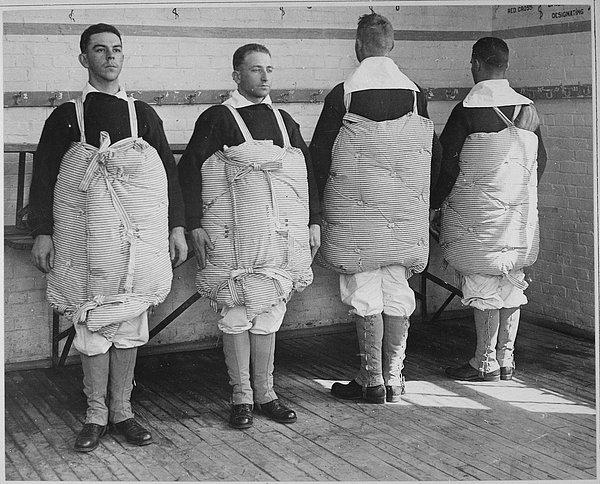17. Yatak döşeklerini can yeleği gibi kullanan cankurtaranlar, 1917.