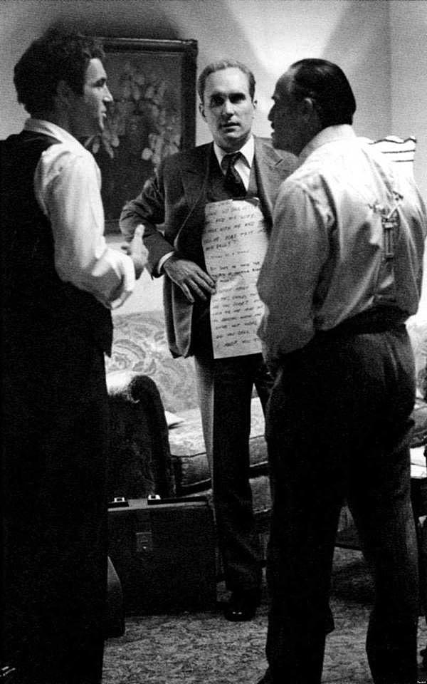 20. The Godfather filminin çekimlerinde Robert Duvall, kendi diyalogları ezberinde olmayan Marlon Brando için hatırlatıcı pankart takarken.