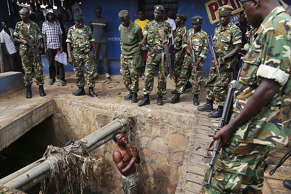 4. İktidar partisi Imbonerakure üyesi olduğu düşünülen şüpheli Jean Claude Niyonzima, saklandığı kanalizasyonda onu göstericilerden korumaları için askerlere yalvarıyor.