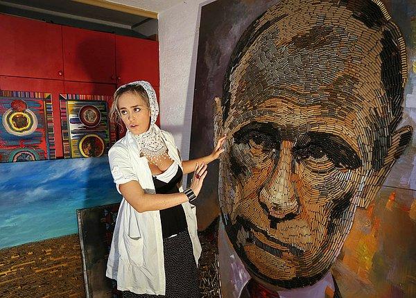 25. Ukraynalı sanatçı Dariya Marchenko, 5000 mermi kullanarak oluşturduğu ''Sanatın Yüzü'' isimli Vladimir Putin portresi üzerinde çalışıyor.
