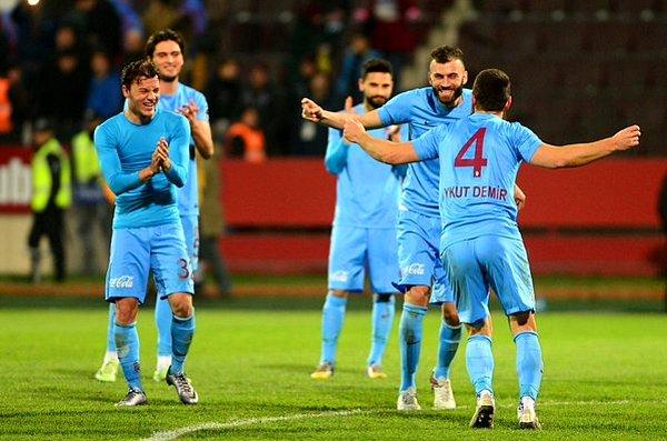 Trabzonsporlu futbolculardan maç sonu kolbastı