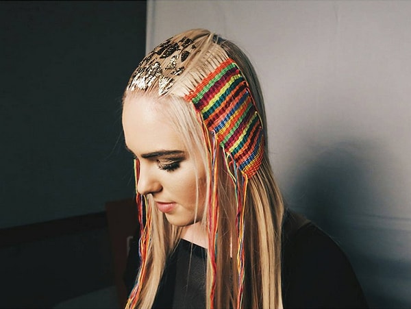 6. Зачем тратить столько времени, заплетая волосы в ковер, если можно потратить его не гораздо более полезные вещи, к примеру, на ковыряние в носу?