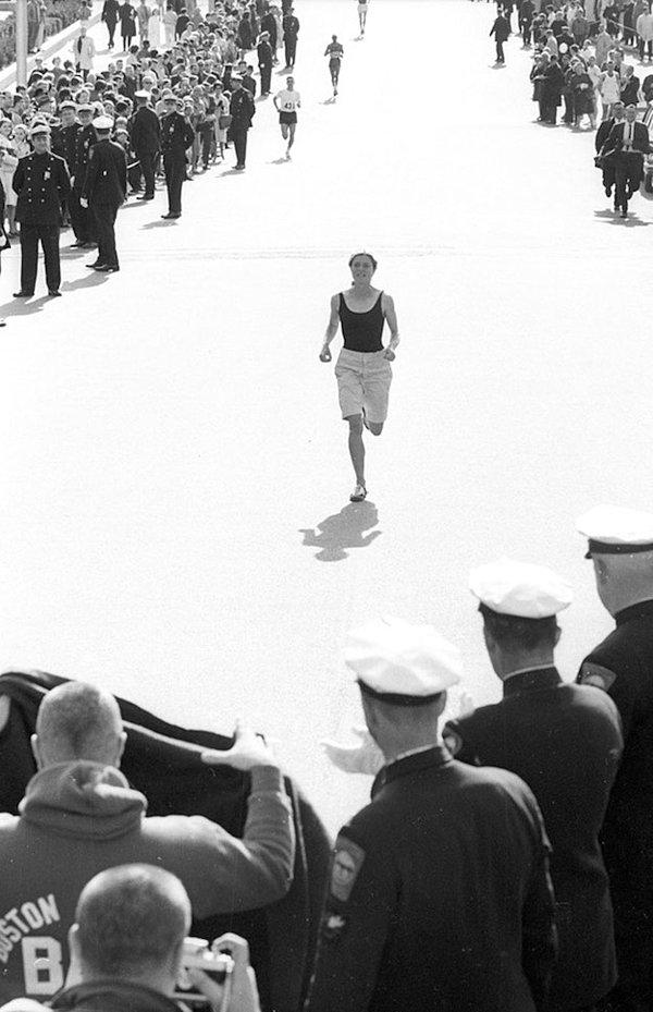 8. Bir yıl önce, 1966’da Bobbi Gibb, Boston maratonunu kayıt olmadan koşmuş ve aslında kaçak da olsa bir kadının o maratonu koşabileceği kanıtlanmıştır.