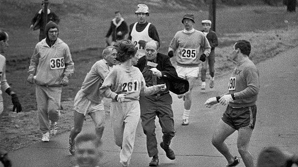 15. “Defol git yarışımdan!” çığlıklarıyla kadın atleti yaka-paça tartaklamaya başlar.
