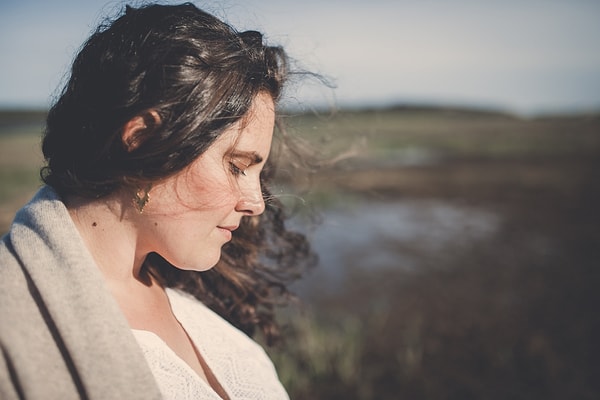 Это значит, что она «глубокая».