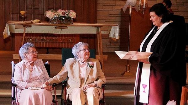 19. Eşcinsel evliliğin 2009 yılında yasal hale getirildiği Amerika'nın Iowa eyaletinde, beraberliklerinin 72. yılında evlenen çift: 91 yaşındaki Vivian Boyack ve 90 yaşındaki Alice Dubes. 2014