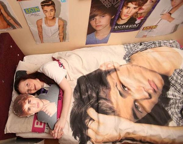 Her gece birlikte uyuduğu Justin Bieber kartonunu da 16 yaşındayken bir yarışmadan kazanmış.