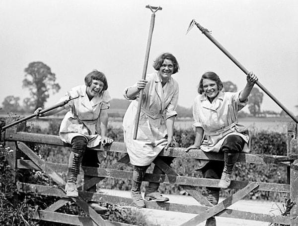14. Polonya'da kadın oldukları için çalışmasına izin verilmeyen kadınların eşitlik mücadelesinden sonra çalışmaya hak kazanmalarının mutluluğu.