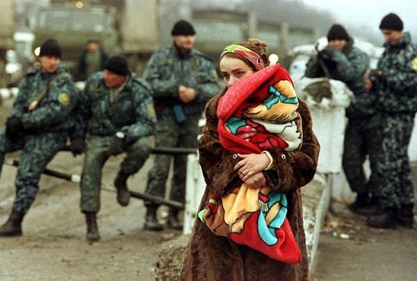 16. Rusya saldırısında çocuğunu battaniyeye sararak soğuktan korumaya çalışan Çeçen kadın.