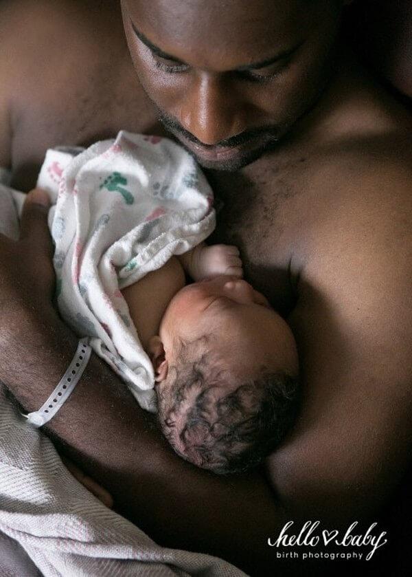 7. Bir baba, yeni doğmuş bebeğiyle birlikte.