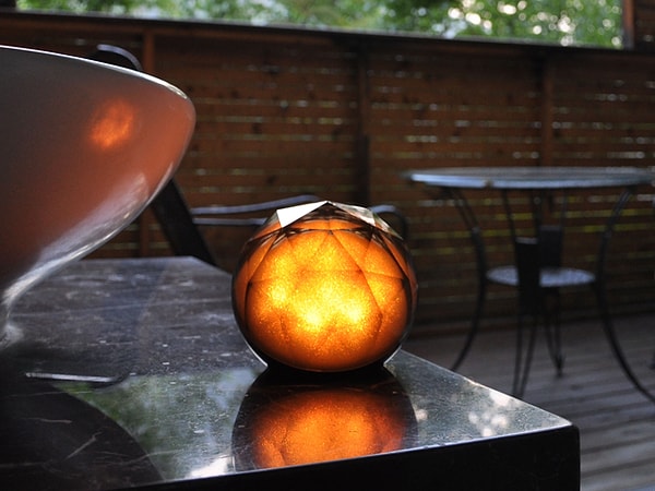 12. Светодиодная меняющая цвет лампа со встроенным Bluetooth спикером.