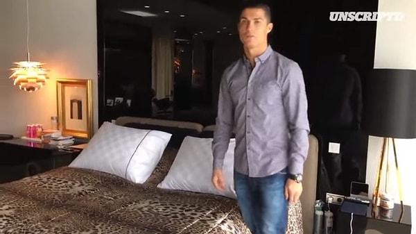 Unscriptd tarafından yüklenen videoda Ronaldo, muhteşem evinin bölümlerini; mini futbol sahası, yatak odası, oturma odası ve bahçesini tanıtıyor.