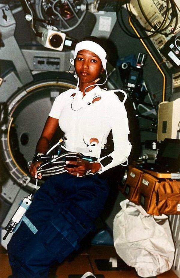 25. Uzaya çıkan ilk siyahi kadın Doktor Mae Jemison, 1992