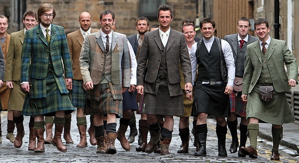 7. Привет, Шотландия, где все мужчины ходят в юбках, а кто не пьет виски, тот играет на волынке.