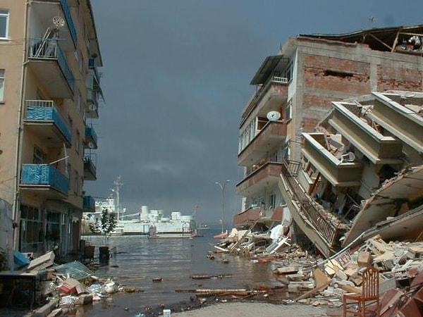 9. 1999 Depreminin Yaralarını Sarmaya Çalışan Japonya