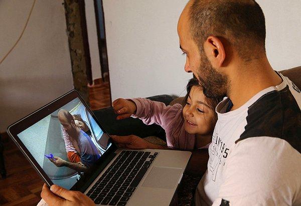 3. Twitter'daki "#BuyPens" kampanyasıyla tanıdığımız Suriyeli Abdul-Halim al-Attar, 4 yaşındaki kızı Reem ile birlikte bilgisayardaki fotoğraflarına bakıyor. 28 Kasım 2015.