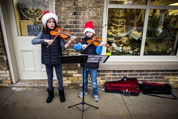 11. Brooke ve Cameron Rigby, ölümcül bir hastalığı olan Evan Leversage adındaki çocuk şerefine sokakta Noel şarkıları çalıyorlar. 24 Ekim 2015.