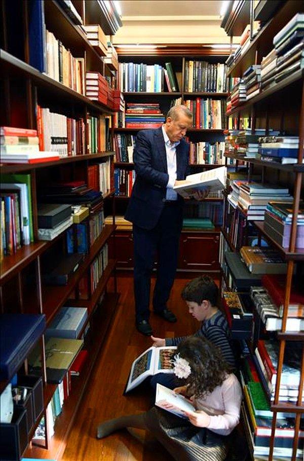 Bir karede Erdoğan kütüphanenin önünde kitaplara bakıyor. Torunları da yerde oturmuş. O kareye de “Kurgu” dediler.