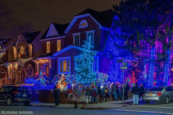 7. Здесь можно встретить не только традиционные белые огоньки гирлянд. Этот дом, к примеру, ослепляет изобилием голубых огней.